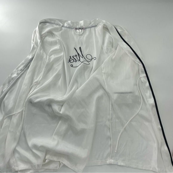 LINEA DONATELLA | Mrs. Robe Bridal Black and White Embroidered Faux Satin Robe - Picture 4 of 8